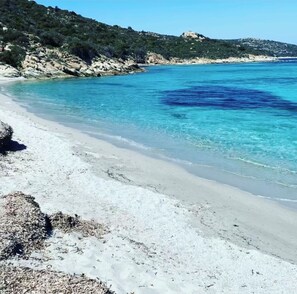 Plage, chaises longues