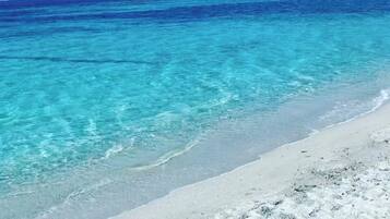 Na praia, espreguiçadeiras