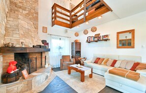 Smart TV, fireplace - 3 bedroom cozy home in Karlovac (Karlovac)