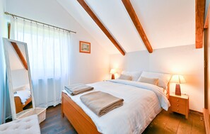 3 habitaciones, tabla de planchar con plancha y cuna de viaje