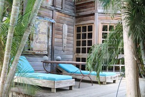 Outdoor dining - your favorite guesthouse on Bonaire (Kralendijk)