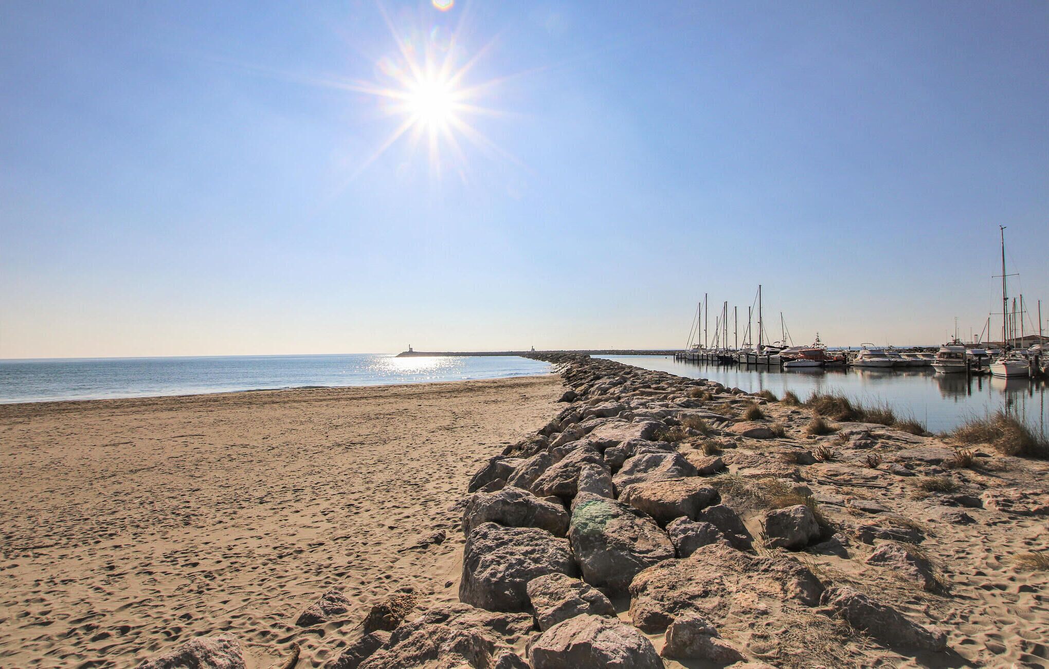 靠近海滩、钓鱼