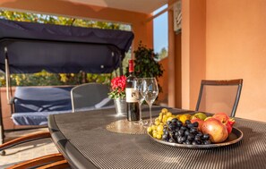 Outdoor dining - Stunning apartment in Glavica (Glavica)