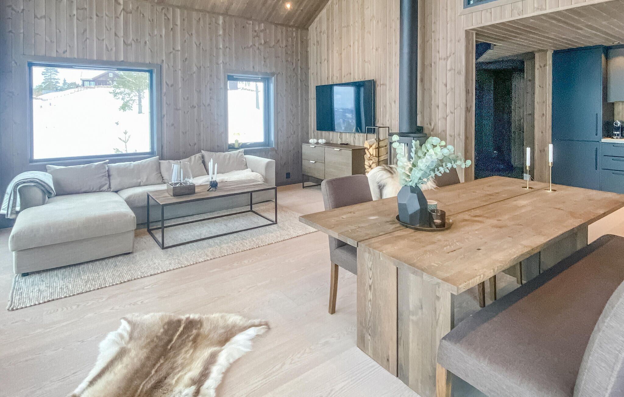 Smart TV y chimenea 