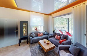 Een smart-tv en een open haard