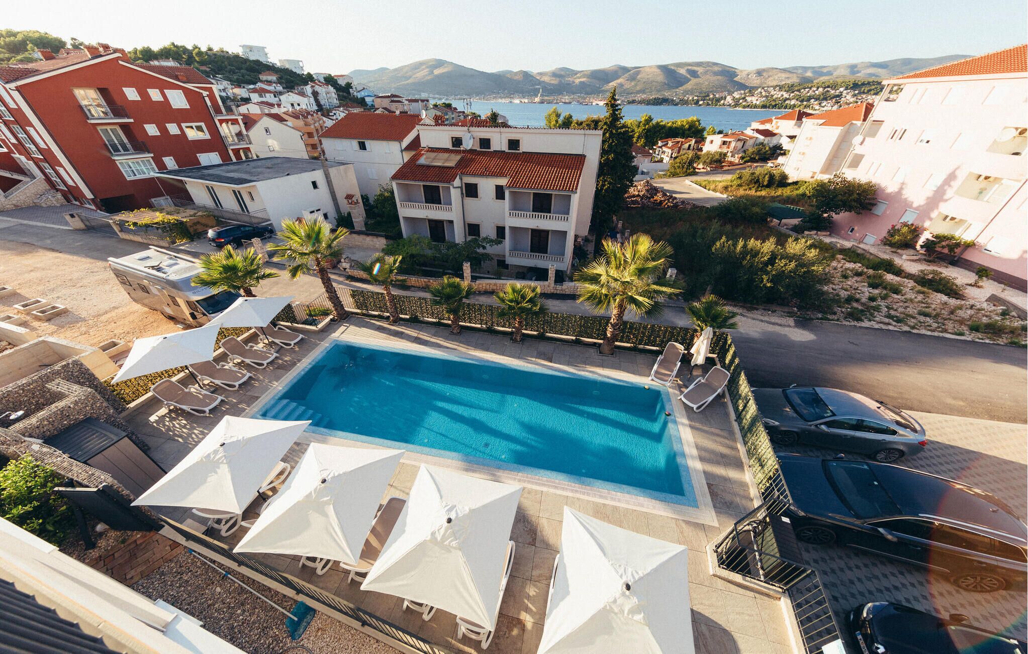 Utomhuspool och uppvärmd pool