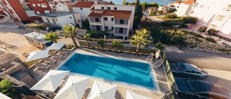 Utomhuspool och uppvärmd pool