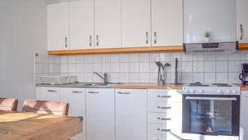 KylskÄp, ugn, spishÀll och kaffe- och tebryggare