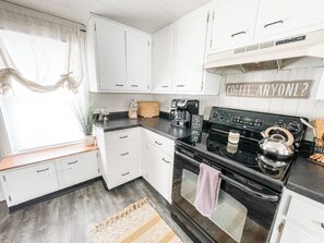 Køleskab, mikrobølgeovn, ovn, kogeplade