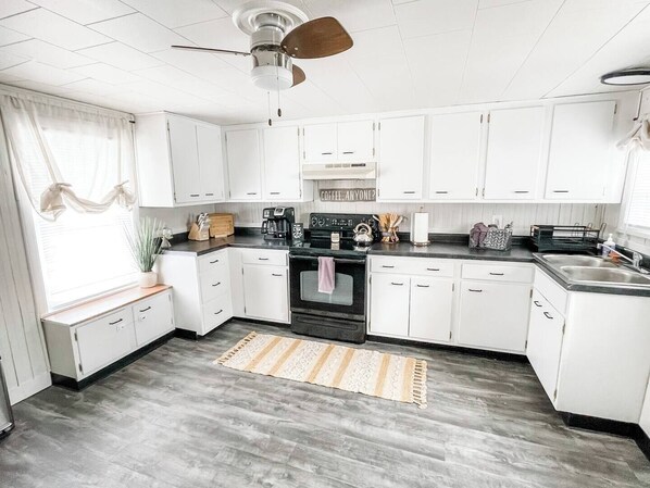 Køleskab, mikrobølgeovn, ovn, kogeplade