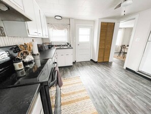 Fridge, microwave, oven, stovetop - Cozy & Quiet in Oshkosh! (Oshkosh)