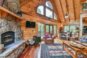 TV, fireplace - MOUNTAIN HOME NEW DISCOUNTED RATES MOUNTAIN VIEWS MILITARY DISC PETS HOT TUB (Marshall)