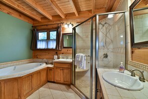 Badewanne, Handtücher, Toilettenpapier