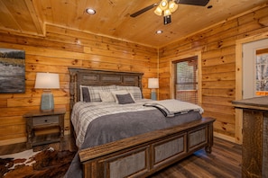 5 slaapkamers, een bureau, een strijkplank/strijkijzer, reisbedje