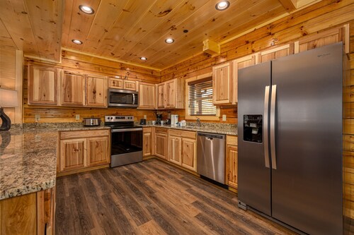 5BED 5BATH! Theater.Arcades.Hot Tub.Pool Table, Minutes To Parkway!