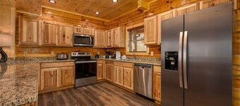 5BED 5BATH! Theater.Arcades.Hot Tub.Pool Table, Minutes To Parkway!