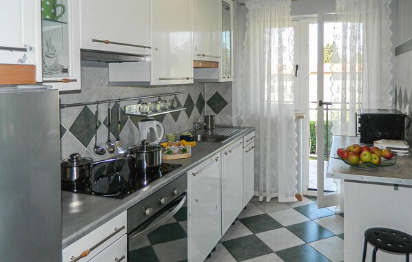 Refrigerador, horno, parrilla de estufa y cafetera y tetera 