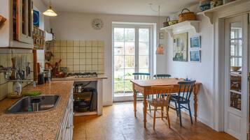 Een koelkast, een kookplaat, een vaatwasser