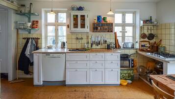 Een koelkast, een kookplaat, een vaatwasser