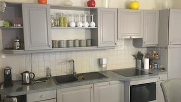 Réfrigérateur, micro-ondes, plaque de cuisson, lave-vaisselle