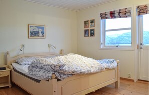5 bedrooms, travel crib, free WiFi