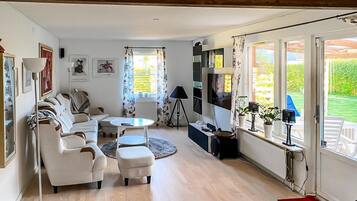 Smart TV, fireplace, DVD player