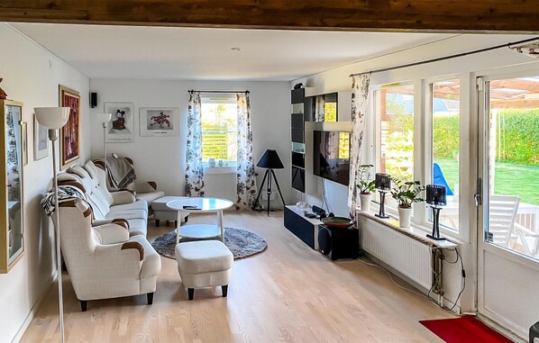 Smart TV, fireplace, DVD player