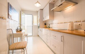 Réfrigérateur, micro-ondes, plaque de cuisson, cafetière/bouilloire