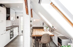 Réfrigérateur, micro-ondes, plaque de cuisson, lave-vaisselle