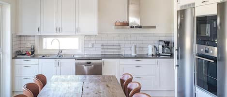 Fridge, dishwasher, coffee/tea maker