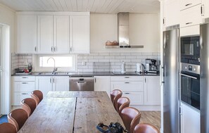 Jääkaappi, astianpesukone, kahvin-/teenkeitin