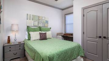 3 bedrooms, desk, iron/ironing board, free WiFi