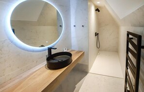Combined shower/tub, hair dryer - Lovely apartment in Concarneau with sauna (Concarneau)
