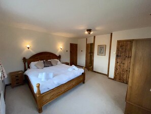 5 bedrooms, desk, iron/ironing board, travel cot