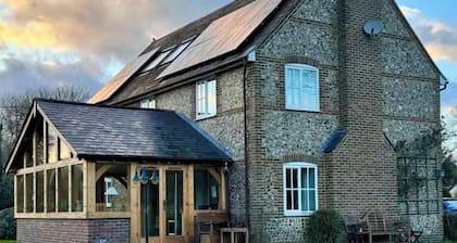 Spacious Family & Group Retreat | Sleeps 10 | Hot Tub & Games Room | Dorset