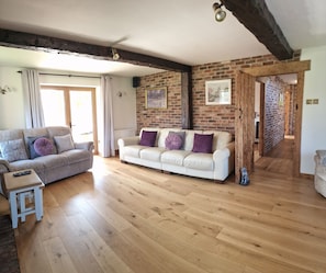 Smart TV, fireplace, video-game console, DVD player - Spacious Family & Group Retreat | Sleeps 10 | Hot Tub & Games Room | Dorset (Sydling Saint Nicholas)