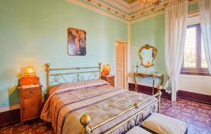 6 bedrooms, travel crib, free WiFi, bed sheets