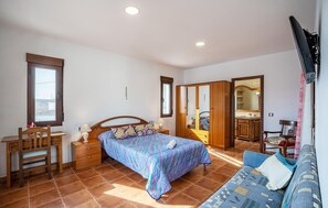 6 bedrooms, free WiFi, bed sheets