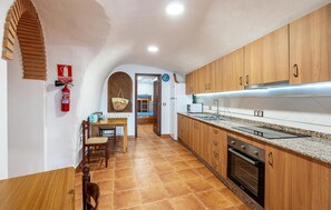 Kühlschrank, Mikrowelle, Herdplatte, Wasserkocher mit Kaffee-/Teezubehör