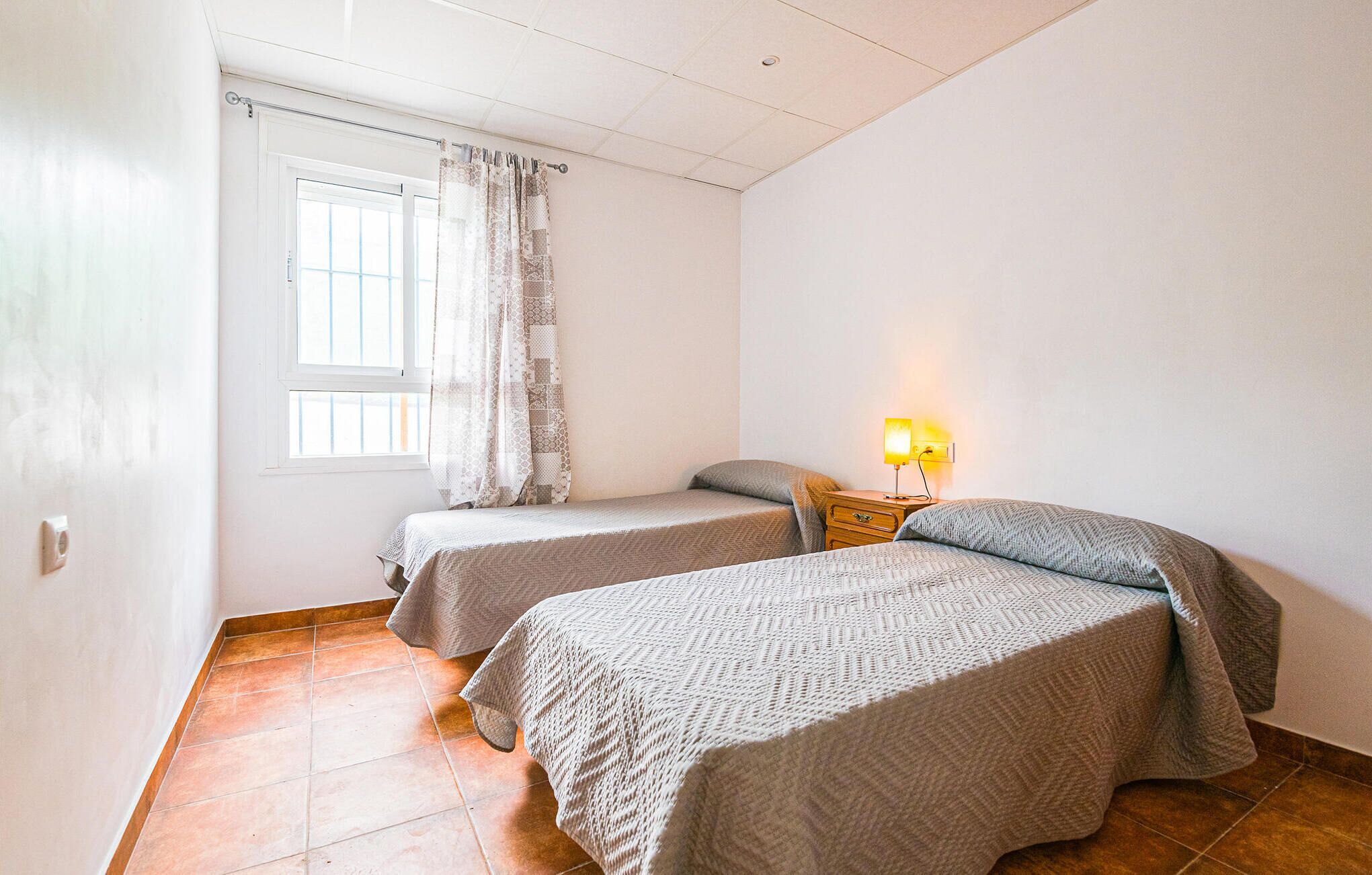 3 室のベッドルーム、WiFi (無料)、ベッドシーツ