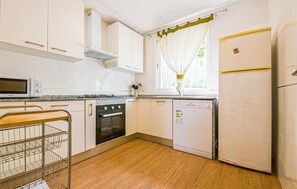 Réfrigérateur, plaque de cuisson, lave-vaisselle, cafetière/bouilloire