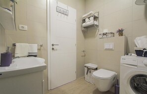 Douche, sèche-cheveux