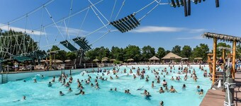 Cozy Jacuzzi Retreat w/Fireplace: Steps to Bike Path, 7 Min to Aquatic Parc !