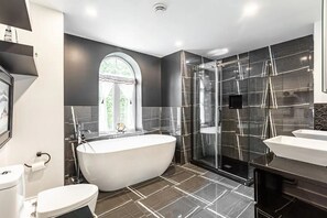 Badekar, boblebadekar, hårtørrer, håndklæder