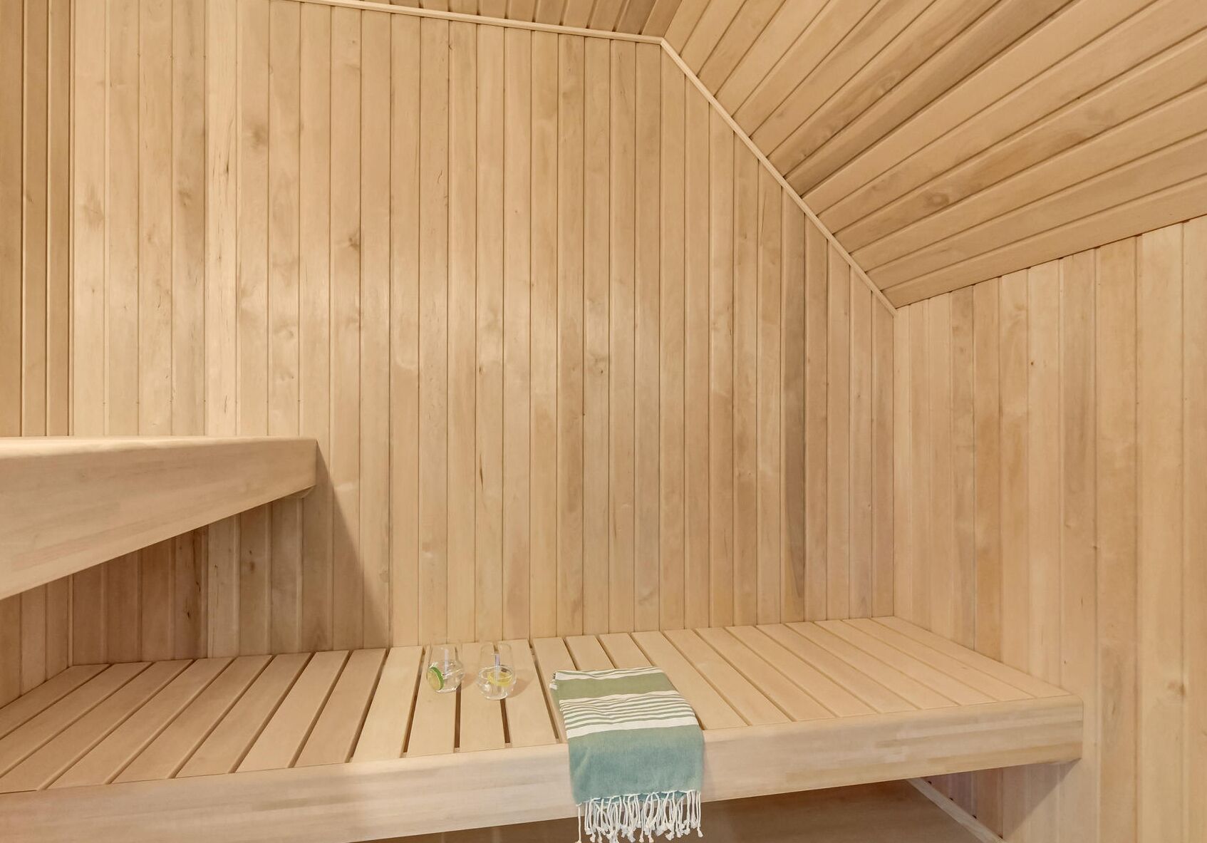 Een sauna met houten wanden en banken.