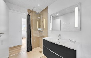 Shower - Cozy home in Ulfborg with sauna (Ulfborg)
