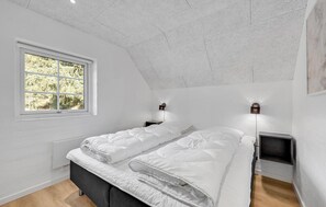 6 bedrooms, travel cot, free WiFi - Cozy home in Ulfborg with sauna (Ulfborg)
