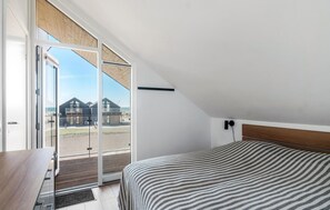 3 bedrooms, travel crib
