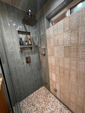 Douche, articles de toilette gratuits, sèche-cheveux