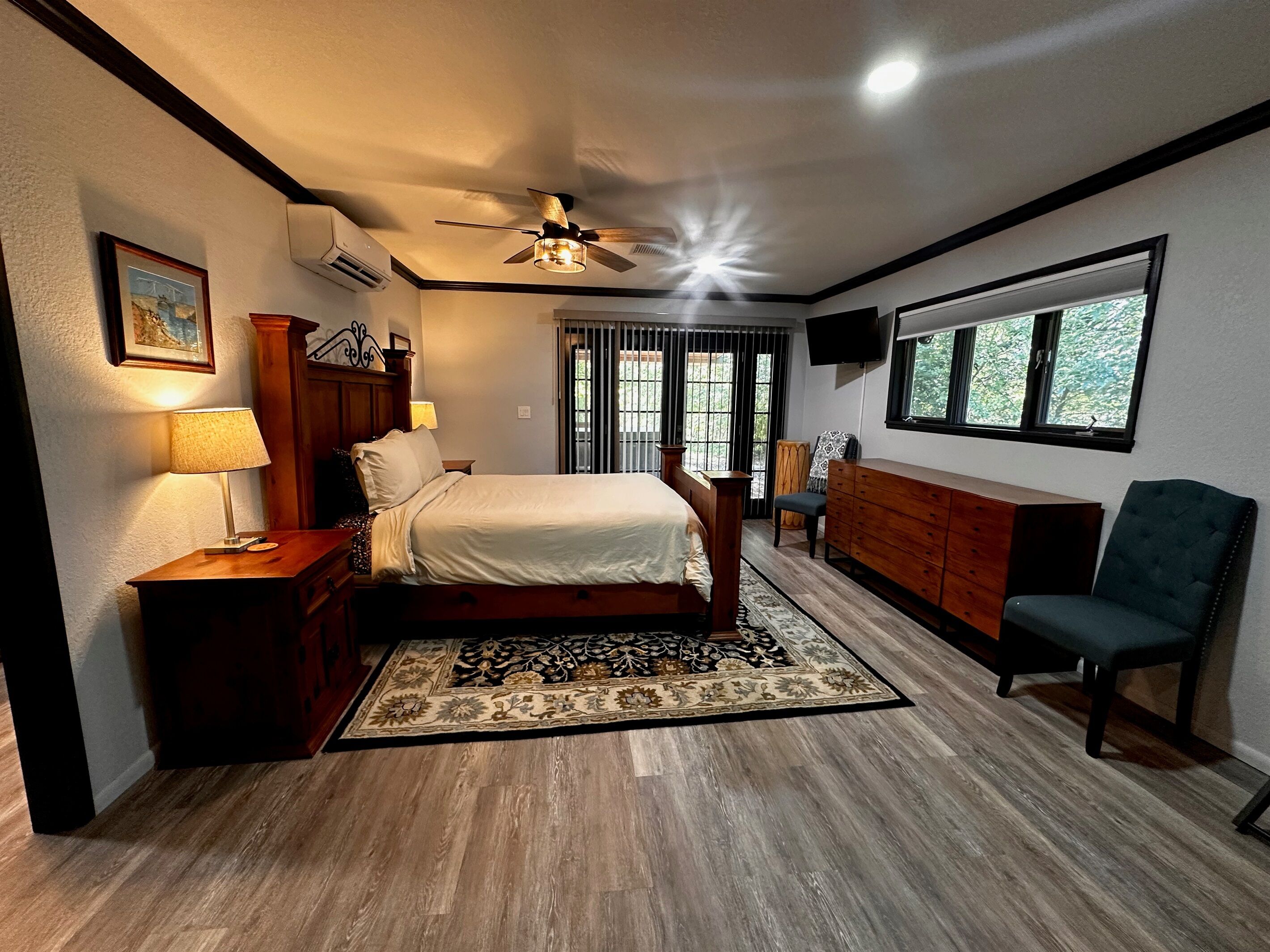 3 bedrooms, desk, soundproofing, iron/ironing board